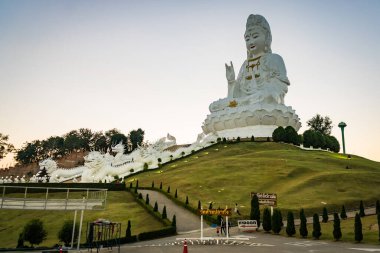 Chiang Rai, Tayland - Ocak, 09, 2022 Wat Huay Pla Kang Budist Tapınağı 'ndaki Güzel Beyaz Guan Yin Heykeli ve Beyaz Ejder. Chiang Rai 'nin simgesi. Tayland 'da..