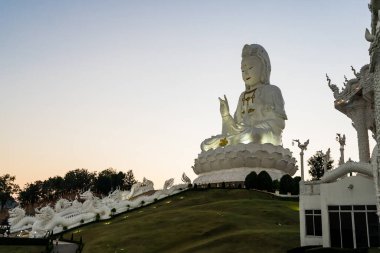 Chiang Rai, Tayland - Ocak, 09, 2022 Wat Huay Pla Kang Budist Tapınağı 'ndaki Güzel Beyaz Guan Yin Heykeli ve Beyaz Ejder. Chiang Rai 'nin simgesi. Tayland 'da..