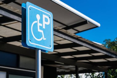 Benzin istasyonundaki tekerlekli sandalyenin rampa sembolü..