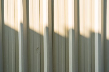 yeşil metal levha üzerinde gölge