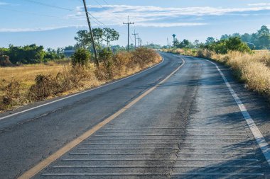 Tayland 'da virajlı kırsal yol.
