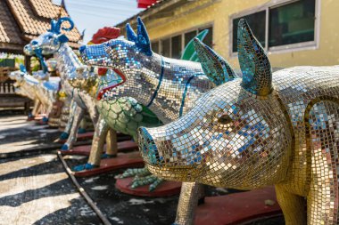 Lopburi, Tayland - Aralık, 08, 2021: 12 Zodyak heykelleri Wat Phu Noi, Lopburi, Tayland