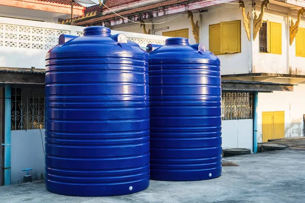 Bangkok, Tayland 'daki tapınakta büyük mavi su tankı.