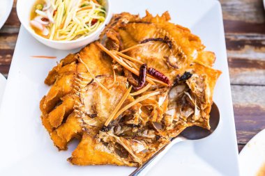 Kaliteli ahşap üzerinde balık sosu ile Deep Fnapper 'ı kapat, mükemmel kızartma işlemi, sıcak ateş yak, sonra balık sosu ile kaplanmış ve çerçevelenmiş olarak kızartmak için levreği getir..