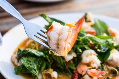 Tayland yemeği. Karidesli kırmızı köri.