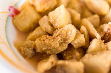 Kasede çıtır çıtır gevrek domuz eti.