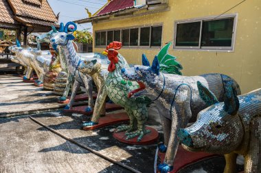 Lop Buri, Tayland - Şubat, 06, 2022: 12 Zodyak heykelleri Wat Phu Noi, Lopburi, Tayland.
