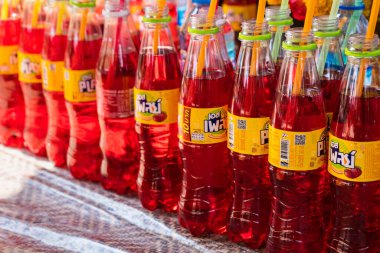 Lopburi, Tayland - Şubat, 06, 2022: Lopburi, Tayland 'da hayaletler için sunum olarak kullanılan türbedeki meşrubat şişeleri