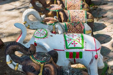 Tayland tapınağında taş fil heykeli