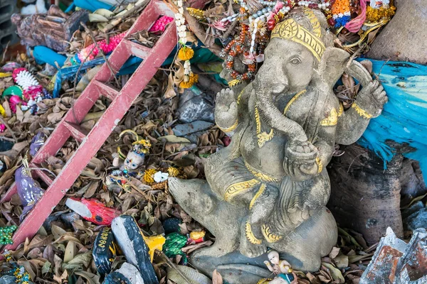 Antigua Estatua Arcilla Rota Del Dios Hindú Colocan Bajo Árbol — Foto de Stock