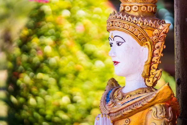 Phayao Tailandia Enero 2022 Estatua Ángel Estilo Tailandés Templo Nantaram — Foto de Stock