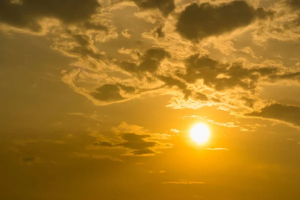 Большое Закатное Солнце Фоне Маленьких Облаков — стоковое фото
