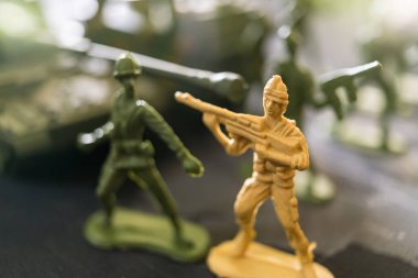 Bangkok, Tayland - 16 Mart 2022: Yeşil oyuncak bebek dünya haritasına savaş açtılar. Rusya 'nın Ukrayna Savaşı Kavramı