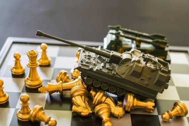 Bangkok, Tayland - 16 Mart 2022: Satranç tahtasında savaş. Rusya 'nın Ukrayna Savaşı Konsepti