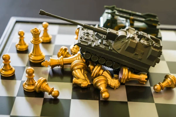 A peça de xadrez do rei dourado sozinha no tabuleiro de xadrez em fundo  escuro. líder, influenciador, solitário, comandante, forte e conceito de  estratégia de negócios.