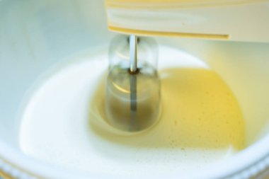 Waffle yapmak için kullanılan un elektrikli çırpıcı ile karıştırılır..