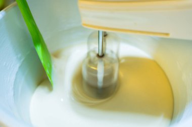 Waffle yapmak için kullanılan un elektrikli çırpıcı ile karıştırılır..