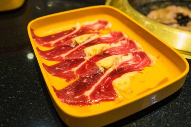 Kömür ızgarası için kesilmiş taze et.