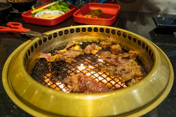 Ιαπωνικό Βοείου Κρέατος Μπάρμπεκιου Στη Σχάρα Κάρβουνο Φωτιά — Φωτογραφία Αρχείου