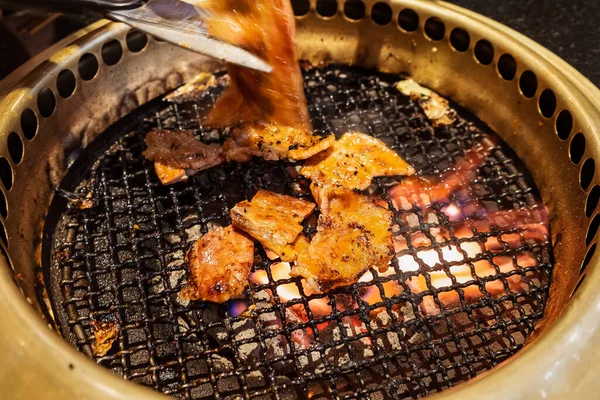 Ιαπωνικό Βοείου Κρέατος Μπάρμπεκιου Στη Σχάρα Κάρβουνο Φωτιά — Φωτογραφία Αρχείου