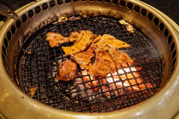 火炭烤架上的日本牛肉烧烤 — 图库照片
