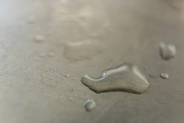 Paslanmaz lavabo suyla doldu.