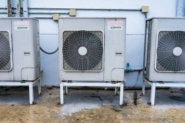 Bangkok, Tayland - 25 Eylül 2021: Bangkok, Tayland 'daki binanın arkasındaki klima kompresörü