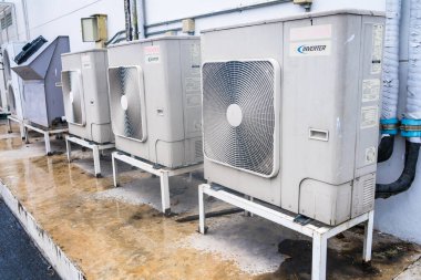 Bangkok, Tayland - 25 Eylül 2021: Bangkok, Tayland 'daki binanın arkasındaki klima kompresörü