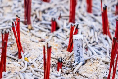Tütsü kutusundaki rakamlar tütsü yakacağının üzerine konmuş. Taylandlıların uzun zamandır oynadığı bir kumar..