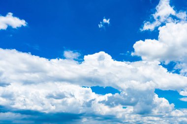 Gökyüzü ve bulutlar, beyaz ve beyaz bulut açık mavi gökyüzünde süzülür.