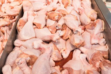 Tayland 'daki süpermarketlerde taze tavuk parçaları satılıyor..