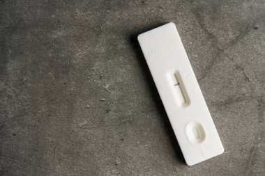 Svap COVID-19 testi sırasında negatif çıkan hızlı Antijen Test kiti. Coronavirus Öz-Burun ya da Ev Testi, Kilitleme ve İzolasyon Konsepti