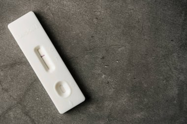 Svap COVID-19 testi sırasında negatif çıkan hızlı Antijen Test kiti. Coronavirus Öz-Burun ya da Ev Testi, Kilitleme ve İzolasyon Konsepti