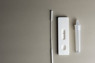 Svap COVID-19 testi sırasında negatif çıkan hızlı Antijen Test kiti. Coronavirus Öz-Burun ya da Ev Testi, Kilitleme ve İzolasyon Konsepti