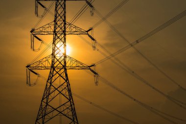 Yüksek voltaj direği, yüksek voltaj kulesi gökyüzü günbatımı arka planı.