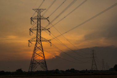 Yüksek voltaj direği, yüksek voltaj kulesi gökyüzü günbatımı arka planı.