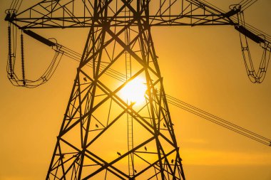 Yüksek voltaj direği, yüksek voltaj kulesi gökyüzü günbatımı arka planı.