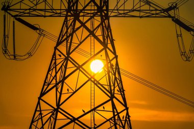 Yüksek voltaj direği, yüksek voltaj kulesi gökyüzü günbatımı arka planı.