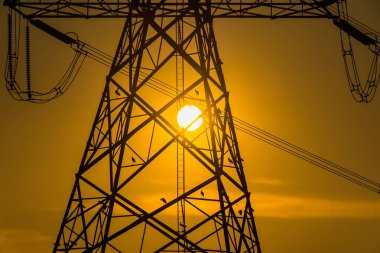 Yüksek voltaj direği, yüksek voltaj kulesi gökyüzü günbatımı arka planı.