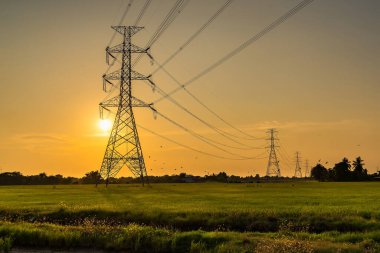 Yüksek voltaj direği, yüksek voltaj kulesi gökyüzü günbatımı arka planı.