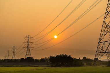 Yüksek voltaj direği, yüksek voltaj kulesi gökyüzü gün doğumu arka planı.