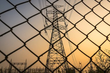 Yüksek voltaj direği, yüksek voltaj kulesi gökyüzü gün doğumu arka planı.