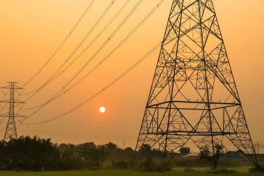Yüksek voltaj direği, yüksek voltaj kulesi gökyüzü gün doğumu arka planı.