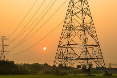 Yüksek voltaj direği, yüksek voltaj kulesi gökyüzü gün doğumu arka planı.