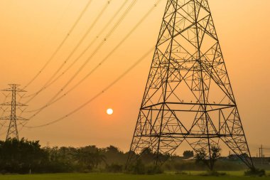 Yüksek voltaj direği, yüksek voltaj kulesi gökyüzü gün doğumu arka planı.