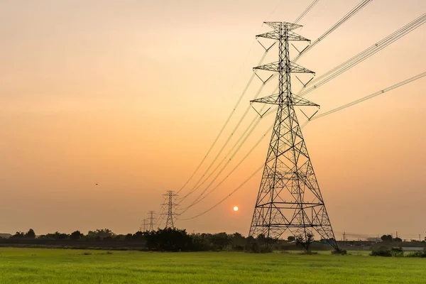 Yüksek voltaj direği, yüksek voltaj kulesi gökyüzü gün doğumu arka planı.