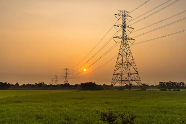 Yüksek voltaj direği, yüksek voltaj kulesi gökyüzü gün doğumu arka planı.