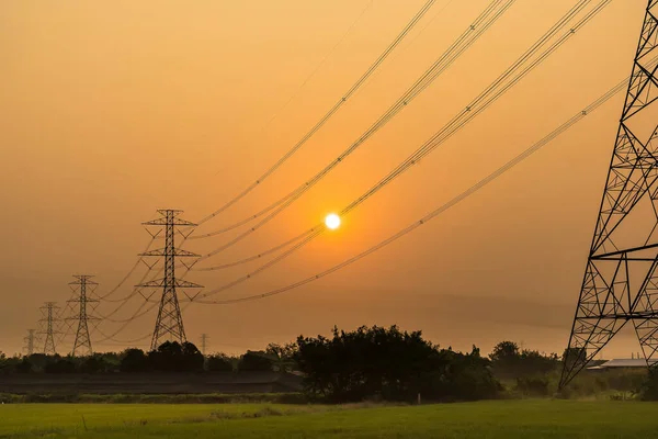 Yüksek voltaj direği, yüksek voltaj kulesi gökyüzü gün doğumu arka planı.