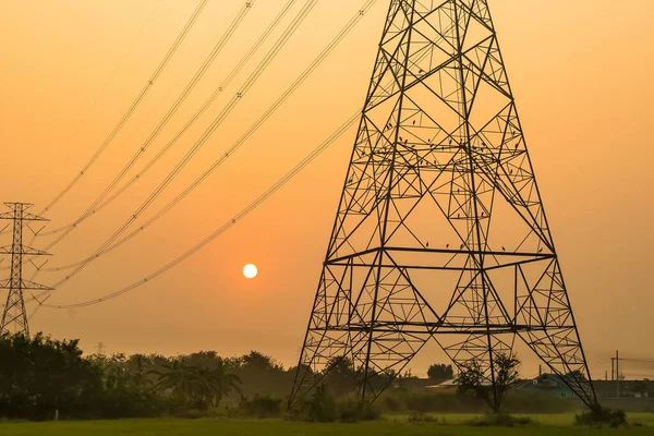 Yüksek voltaj direği, yüksek voltaj kulesi gökyüzü gün doğumu arka planı.