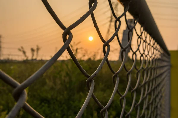 Při Pohledu Přes Drátěné Pletivo Oceli Vidět Slunce Ráno — Stock fotografie